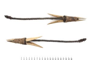 Composite Toggling Harpoon with lanyard.